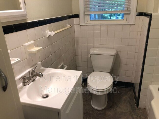 Building Photo - 2704 Ridgewood Ln