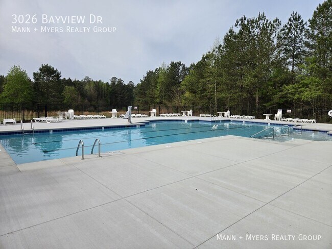 Building Photo - 3026 Bayview Dr