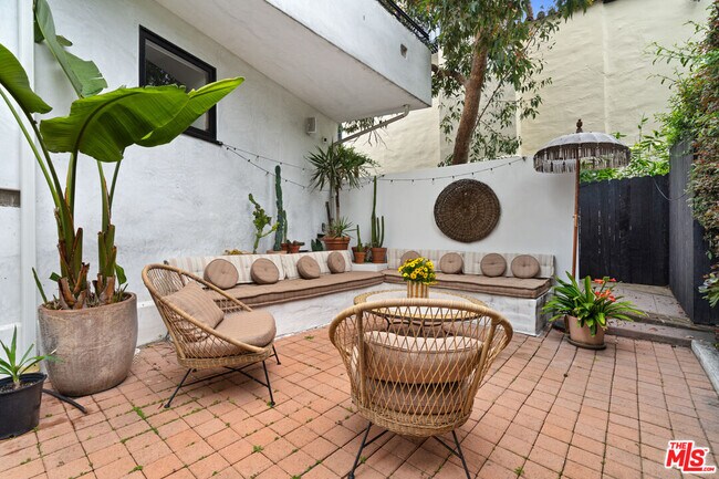 Building Photo - 2065 Watsonia Terrace