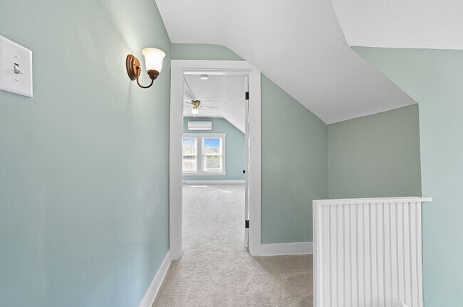Building Photo - 6 Bed/3 Bath Remodeled Hyde Park Home w/Ce...