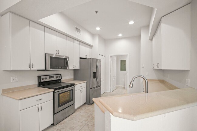 Building Photo - Beautiful Townhome in Laguna lakes 3 bedro...