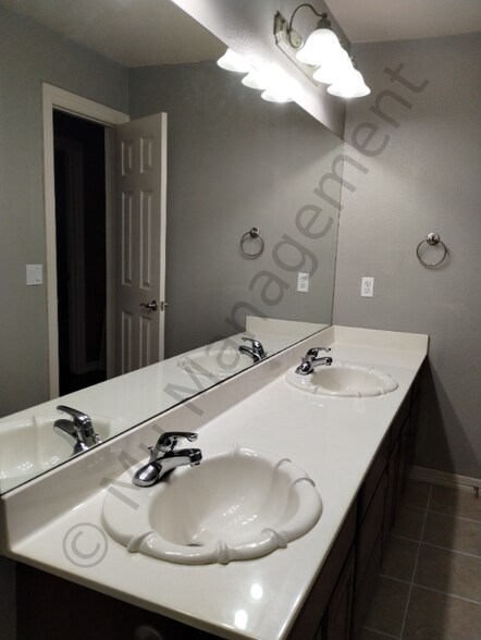 Building Photo - 1850 N Cannondale Dr