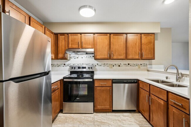 Building Photo - Renovated Private Entry 2 Bedroom Apartment Available!