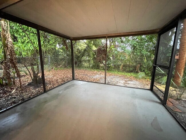 Building Photo - Beautiful Single Family Home! $2395/1085ft2-South Sarasota, 3-Bed/2-Bath, Fully Renovated: Annual...