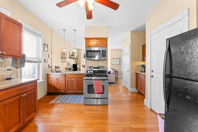 Building Photo - 470 E 6th St