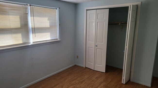 Building Photo - 4 bedroom 1.5 bath home North Side Springf...