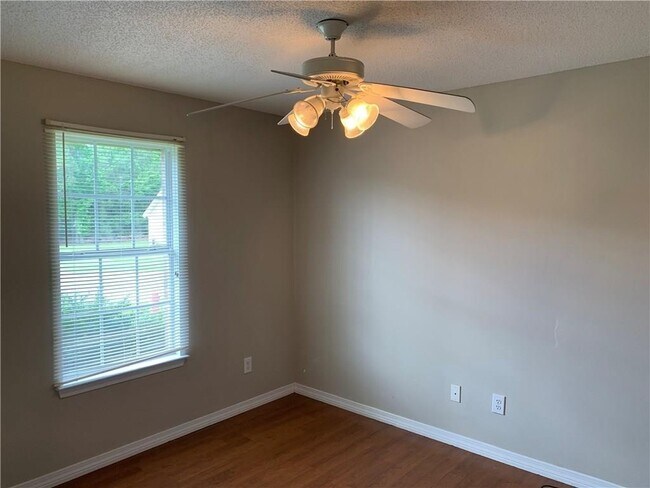 Building Photo - SOUGHT AFTER WEST MOBILE!