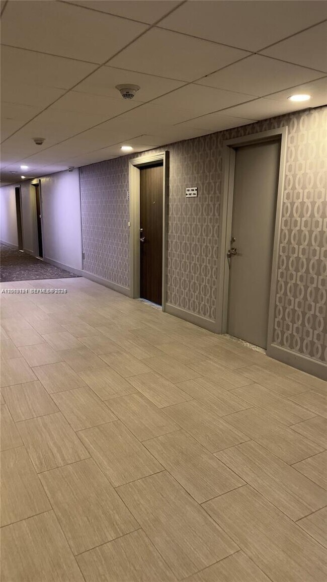 Building Photo - 300 Bayview Dr