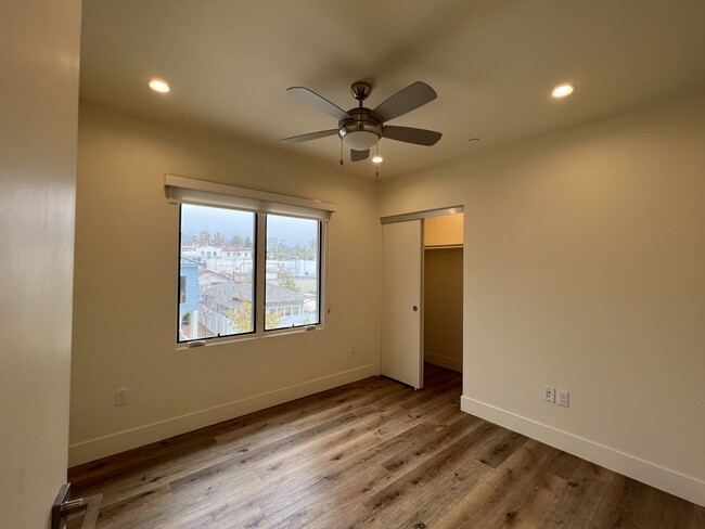 Building Photo - Modern 3BD/2.5BA in La Jolla! Private Doub...