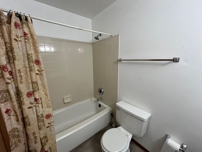 Building Photo - Beautiful 3 bed 2 1/2 bath with 2 car garage! (NEW PICTURES TO COME!!)