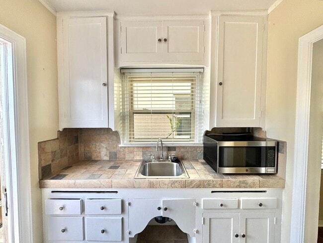 Building Photo - Cute North Park Bungalow! 2bd/1ba, 1 car garage, AC, W/D in-unit, fenced yard!