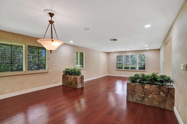 Building Photo - 2527 Lakes Dr