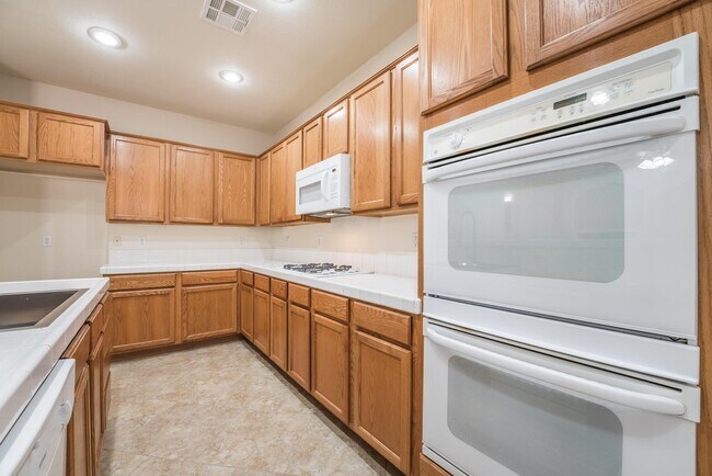 Building Photo - 4828 Whisper Lake Dr