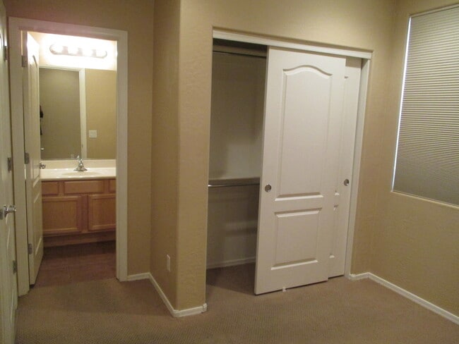 Building Photo - Beautiful Gilbert Home w/2 Master Bedrooms...