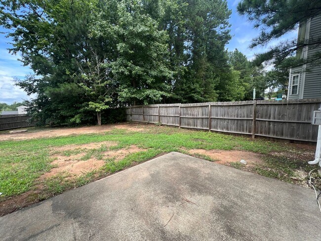 Building Photo - Charming 4BD, 2.5BA Durham Home with a Bonus Sun-Room & Fenced In Yard Only 10 Minutes Away from ...