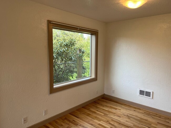 Building Photo - 3 Bed, 1.5 Bath near Rose Garden and Willamette River bike path in Whiteaker