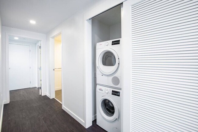 Hall to bedroom + w/d - 1699 Market St