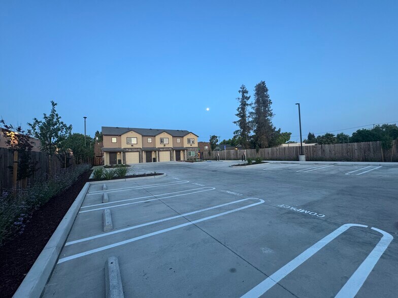 Building Photo - 938 N Olive Ave