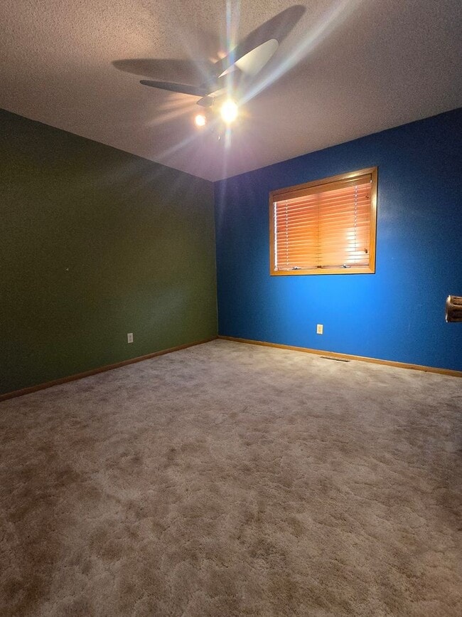 Building Photo - Spacious 3 Bedroom 2 Bath Home