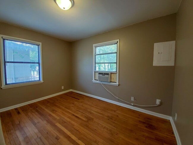 Building Photo - 2 bedroom 1 bath bungalow in Shawnee.