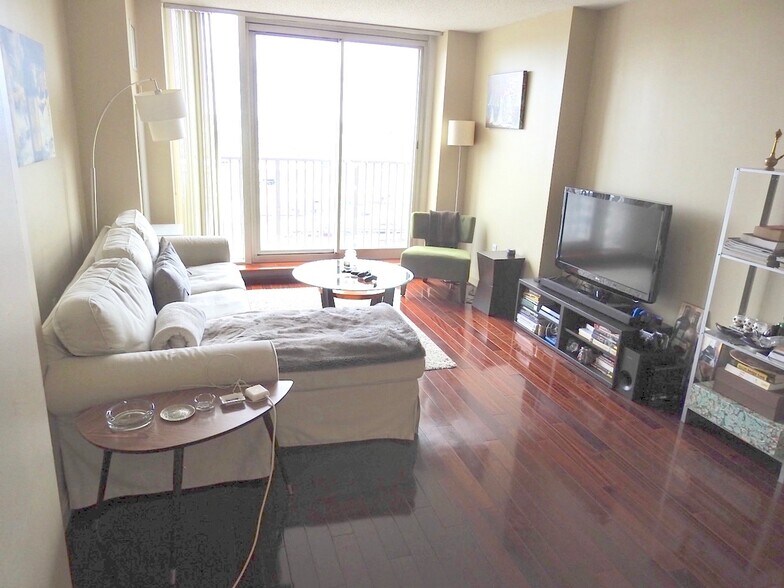 Building Photo - 10 Museum Way