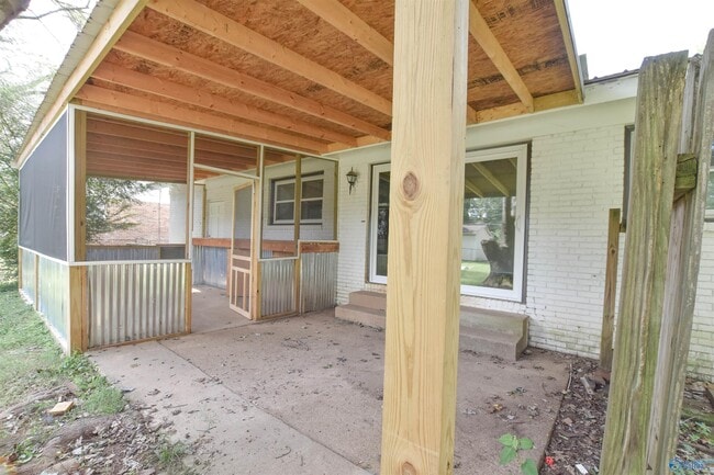 Building Photo - 11021 Strong Dr SE