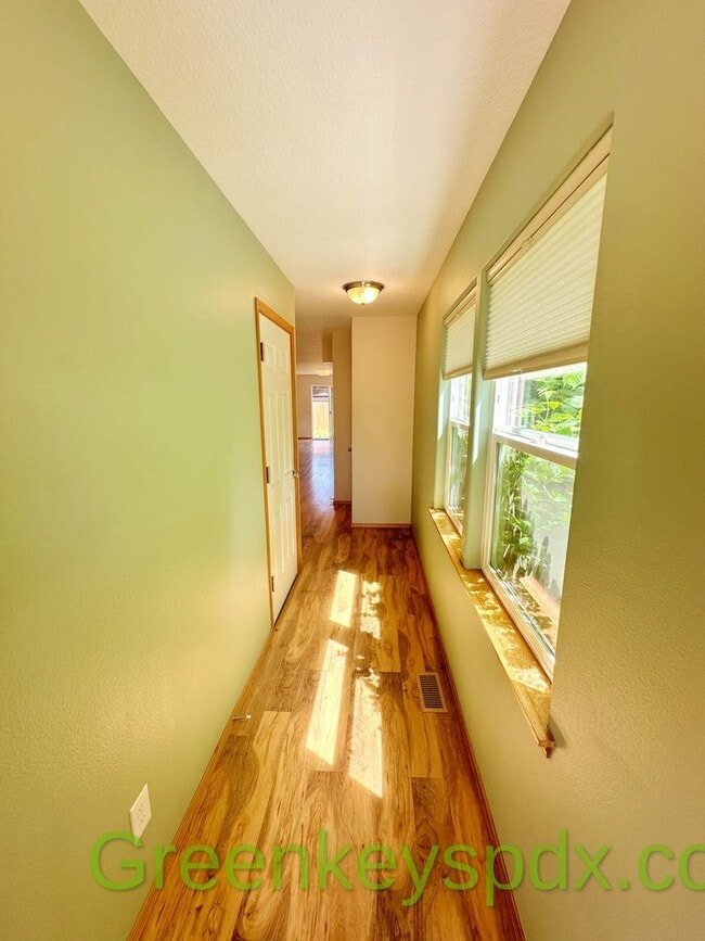 Building Photo - Awesome 3-bedroom 2.5-bathroom house in NE...