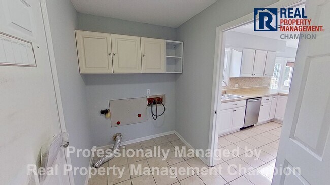 Building Photo - Charming Home Backing up to Arrowhead Park...