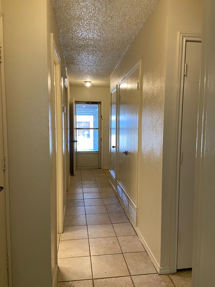 Building Photo - 2129 Poppy Ln
