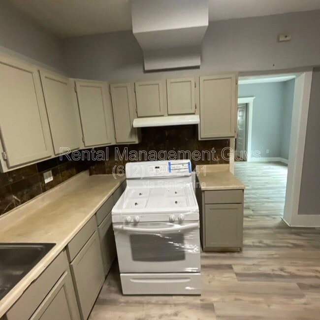 Building Photo - 2931 N Bryant Ave