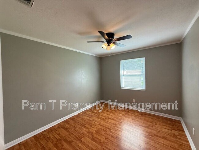 Building Photo - 211 Holiday Dr