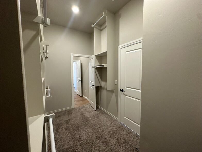 Building Photo - 1621 NE 33rd St