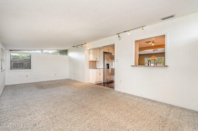 Building Photo - 320 Nelson Dr