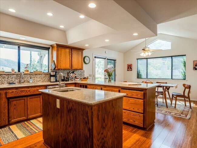 Building Photo - 271 Twin Ridge Dr