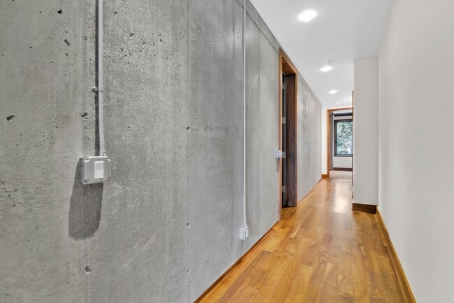 Building Photo - Impeccable Minimalist Design 4 bedroom 3 b...