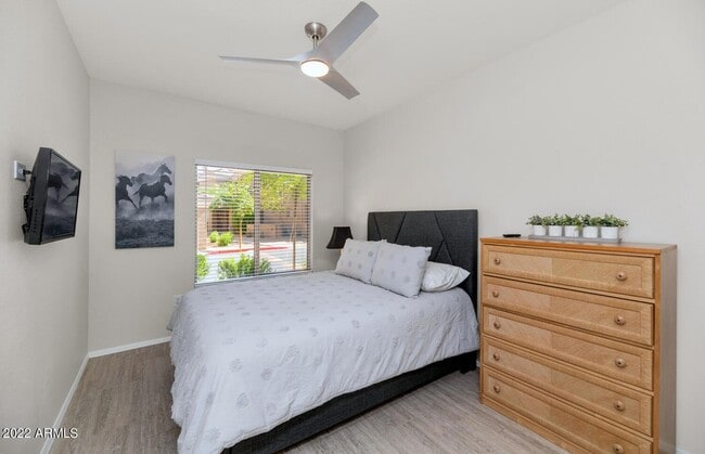 Building Photo - 1411 E Orangewood Ave