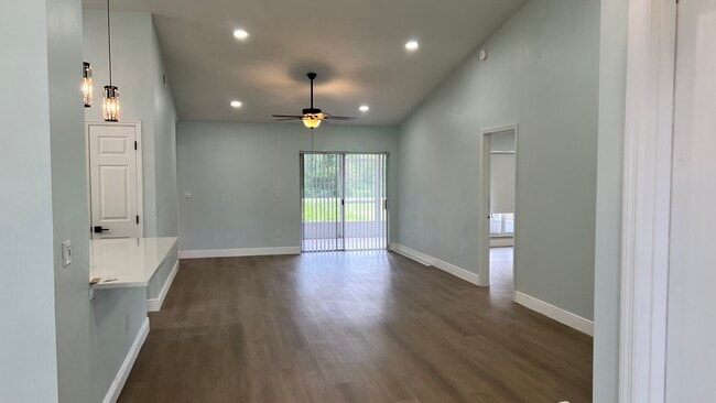 Building Photo - 567 Queensbridge Dr