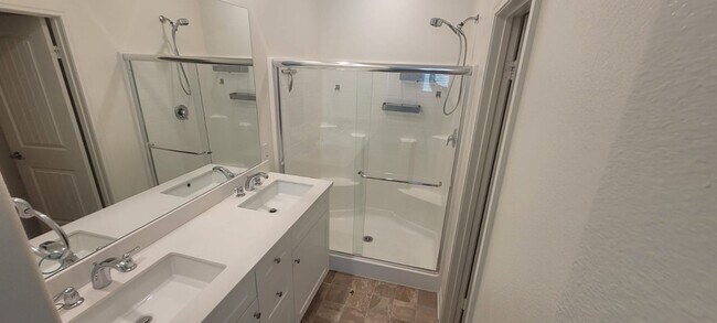 Building Photo - Beautiful condo in Eastvale