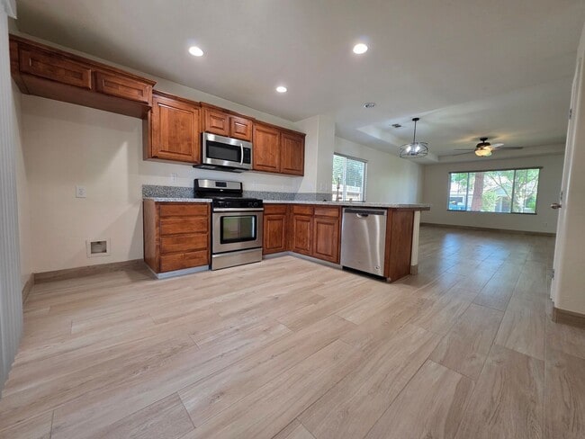 Building Photo - 3 bedroom 2 bathroom in NW Visalia!