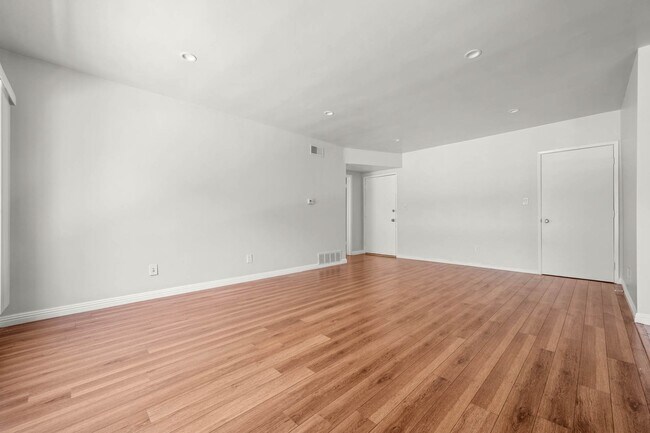 Building Photo - 607 Flores St