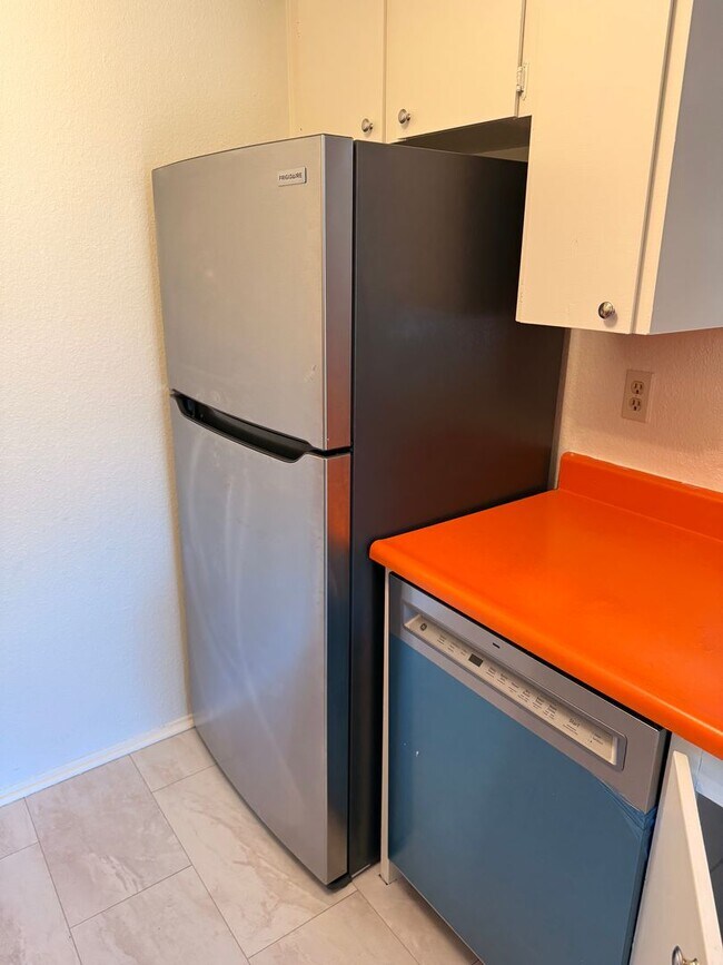 Building Photo - 1 Bedroom 1 Bath Upper Unit Small Pet OK/W...