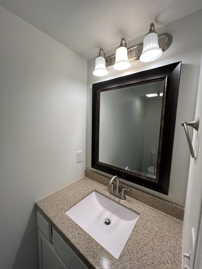Building Photo - 3BR/2.5BA Townhouse Move-in Special**