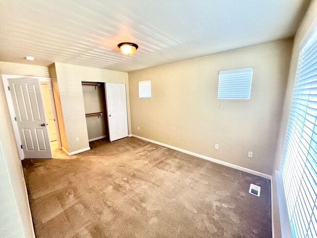Building Photo - MOVE IN READY: 4bd 2.5ba 2,086 sq ft