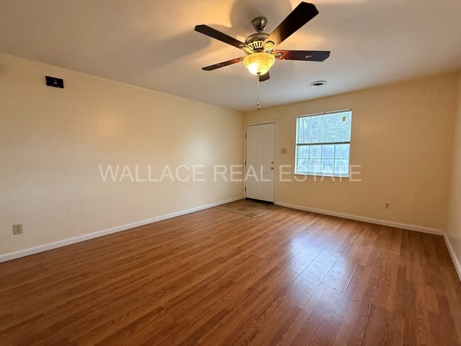 Building Photo - 4 BEDROOM, 3.5 BATHROOM HOME IN BEXHILL!