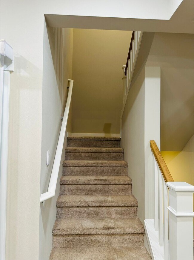 Building Photo - Newer 3-Story 3 Bedroom DR Horton Home in ...