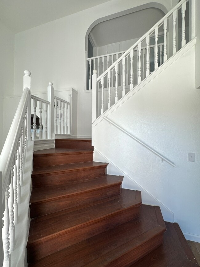 Building Photo - 7461 Plaza Redonda Dr