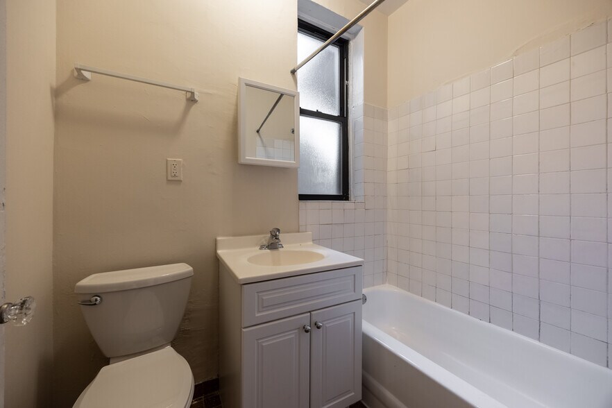 Building Photo - 3523 N Racine Ave