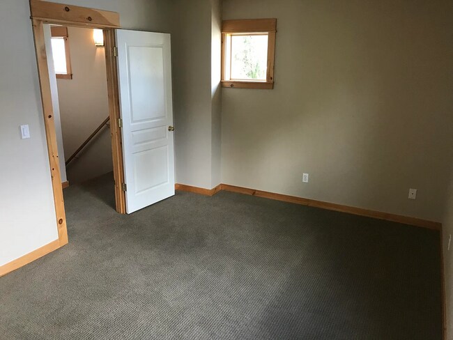 Building Photo - 312 NE 4th St