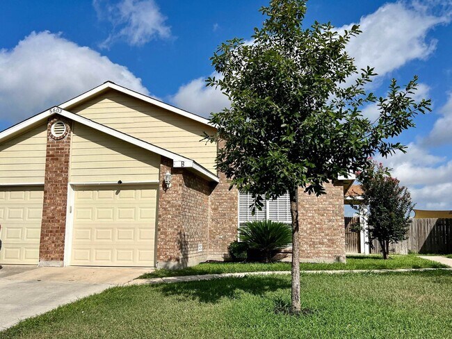 Primary Photo - Charming 3 Bedroom 2 Bath Duplex Convenien...