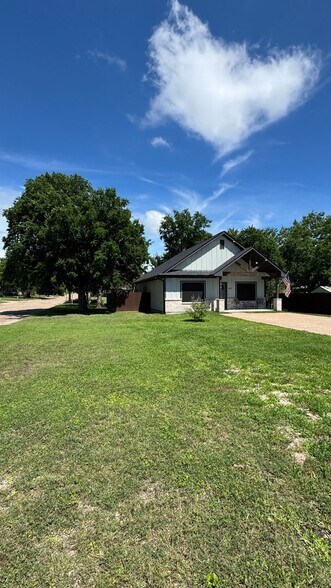 Building Photo - Gorgeous 3/2 House Corner Lot in Downtown Bryan w/ July Move In!